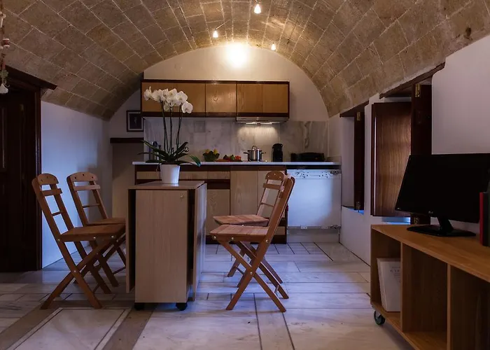 House In The Castle מונמבאסיה